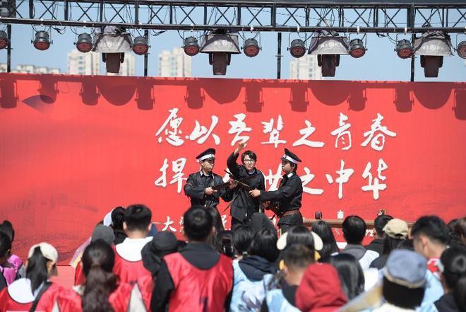 思政课”上演沉浸式“剧本杀”九游会j9登录临沭：“行走的(图1)