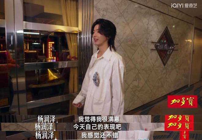 后辈互相撑伞这才是我们想看到的未来j9九游会真人游戏第一亚洲乐坛前(图2)