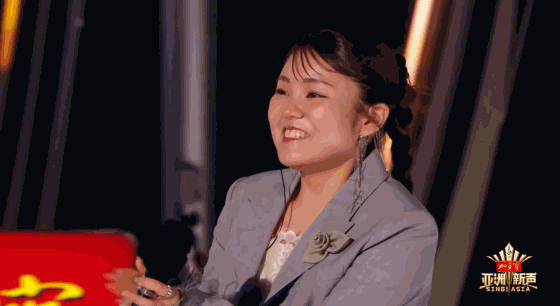 后辈互相撑伞这才是我们想看到的未来j9九游会真人游戏第一亚洲乐坛前(图7)