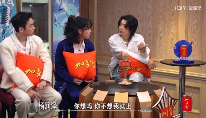 后辈互相撑伞这才是我们想看到的未来j9九游会真人游戏第一亚洲乐坛前(图16)