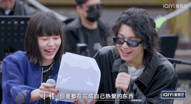 后辈互相撑伞这才是我们想看到的未来j9九游会真人游戏第一亚洲乐坛前(图13)