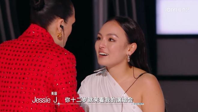 后辈互相撑伞这才是我们想看到的未来j9九游会真人游戏第一亚洲乐坛前(图14)